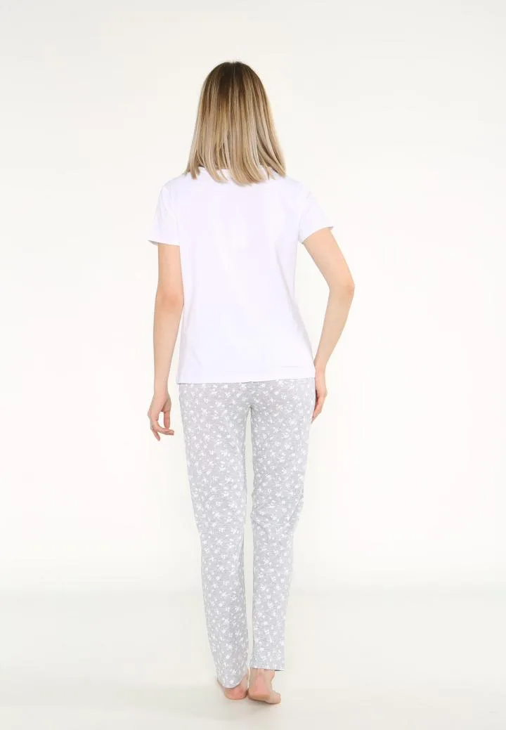 Pijama damă lejeră cu tricou alb și pantaloni lungi gri cu flori, Engros — Image 2