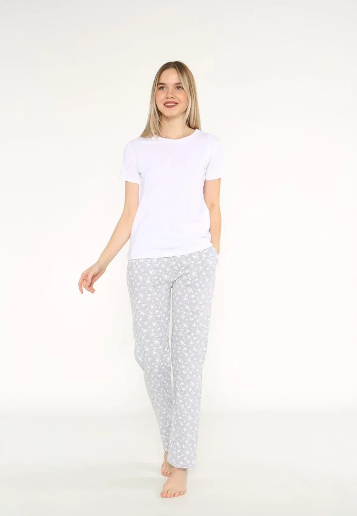 Pijama damă lejeră cu tricou alb și pantaloni lungi gri cu flori, Engros — Image 3