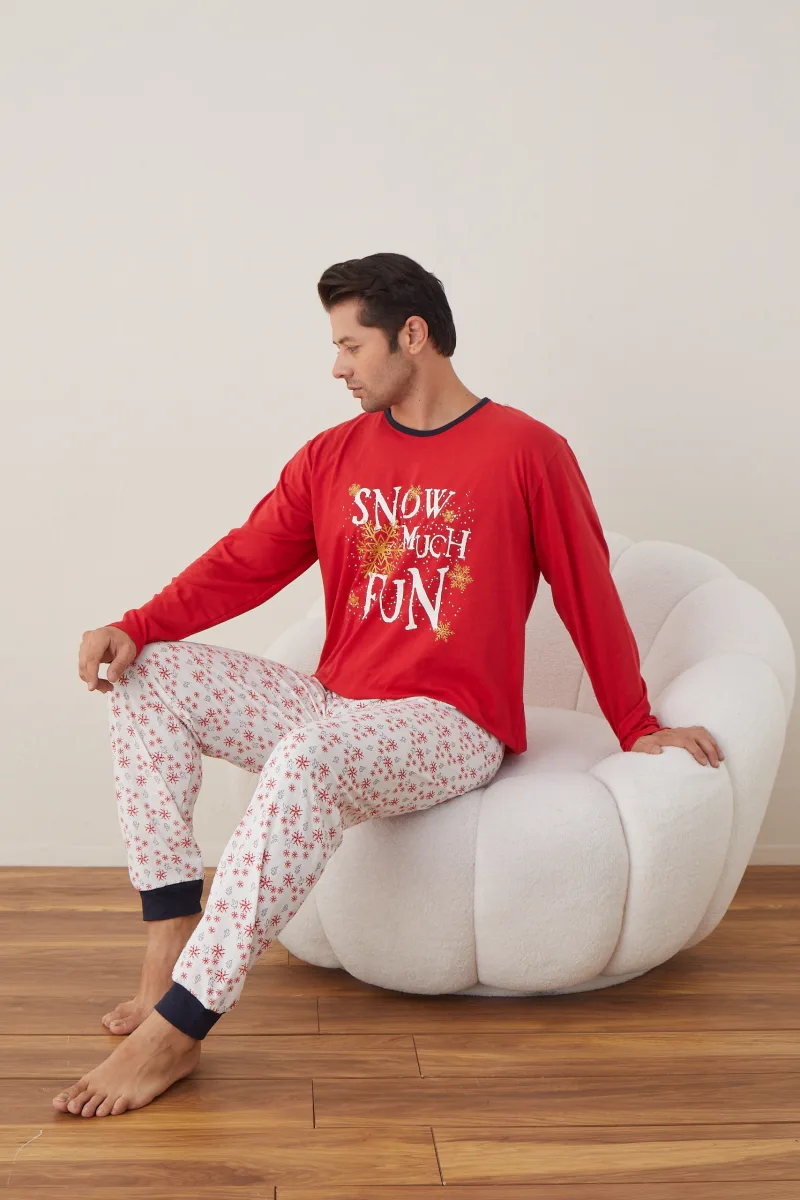 Pijama barbati Craciun "SNOW MUCH FUN"  , maneca lunga ,pantaloni lungi,Culoare Rosu ,Engros — Imaginea 2