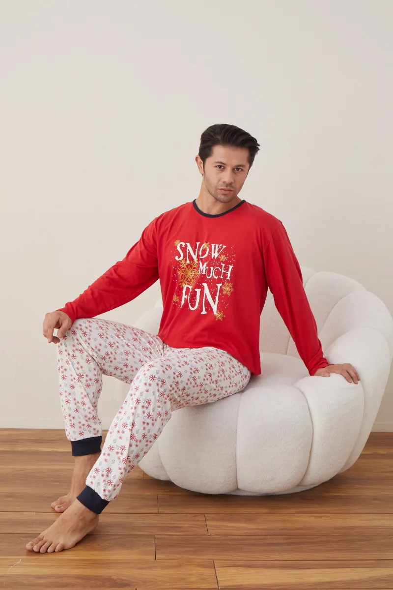 Pijama barbati Craciun "SNOW MUCH FUN"  , maneca lunga ,pantaloni lungi,Culoare Rosu ,Engros — Imaginea 3