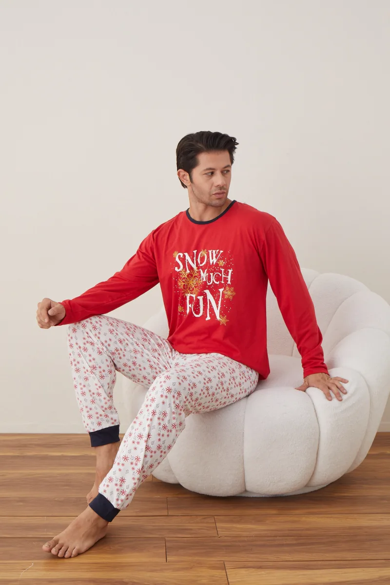 Pijama barbati Craciun "SNOW MUCH FUN"  , maneca lunga ,pantaloni lungi,Culoare Rosu ,Engros — Imaginea 4