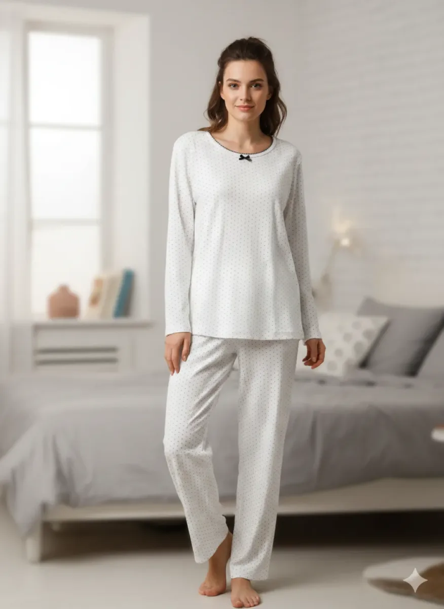 Pijama damă,Vatuită ,cu maneca lung si pantaloni lungi,Culoare albă cu punctulețe bordo,Engros — Görsel 1