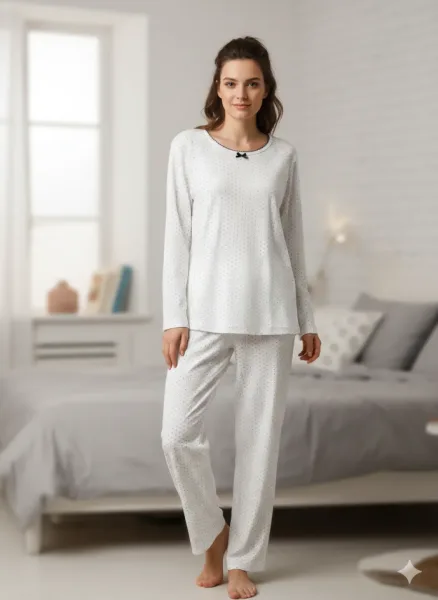 Pijama damă,Vatuită ,cu maneca lung si pantaloni lungi,Culoare albă cu punctulețe bordo,Engros