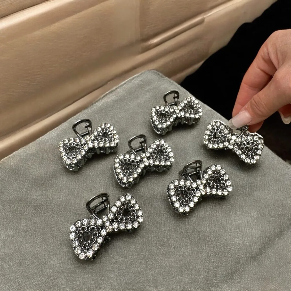 Set 12 Clestișori de Păr G209 (Inimioară Vintage) din Metal Grafit cu Pietre Strass Roz și Detalii Fine En Gros — Görsel 3