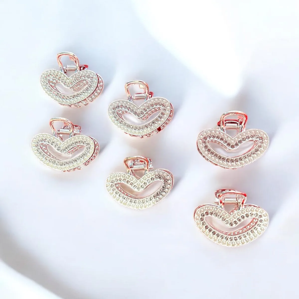 Set 12 Clestișori de Păr G233-1 (Inimioară) din Metal Rose-Gold cu Pavaj de Pietre Strass și Floare Centrală Colorată Engros — Görsel 1