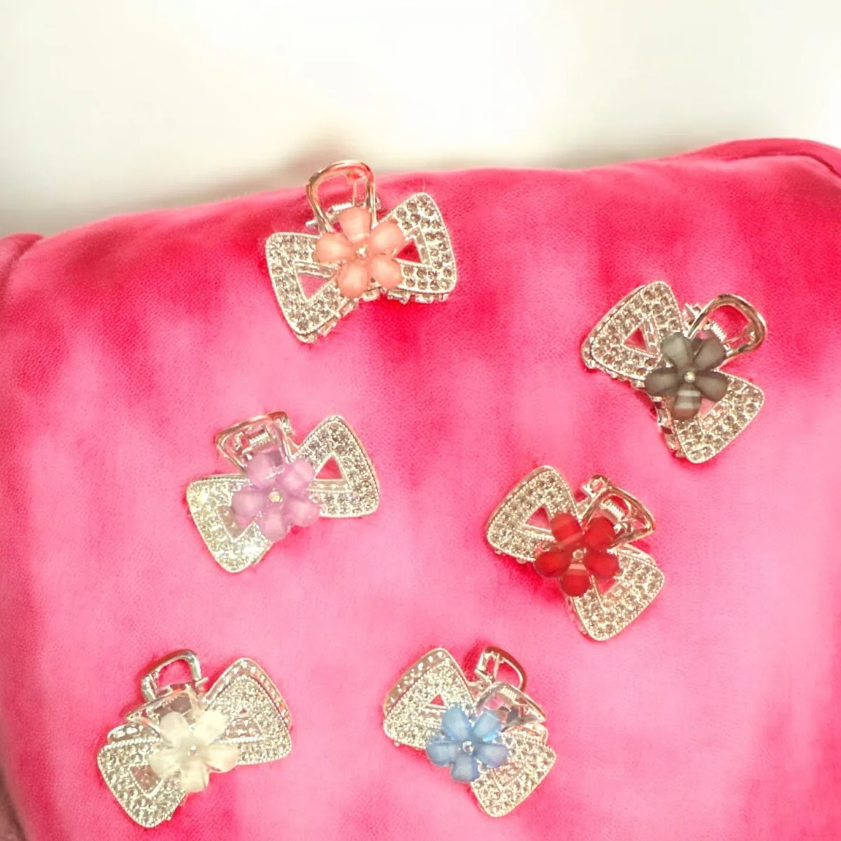 Set 12 Clestișori de Păr G233-1 (Inimioară) din Metal Rose-Gold cu Pavaj de Pietre Strass și Floare Centrală Colorată Angro — Görsel 2