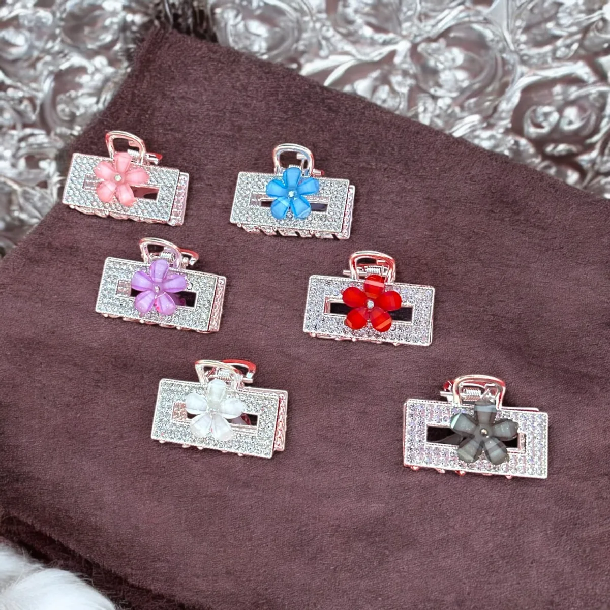 Set 12 Clestișori de Păr G233-1 (Inimioară) din Metal Rose-Gold cu Pavaj de Pietre Strass și Floare Centrală Colorată Angro — Görsel 3