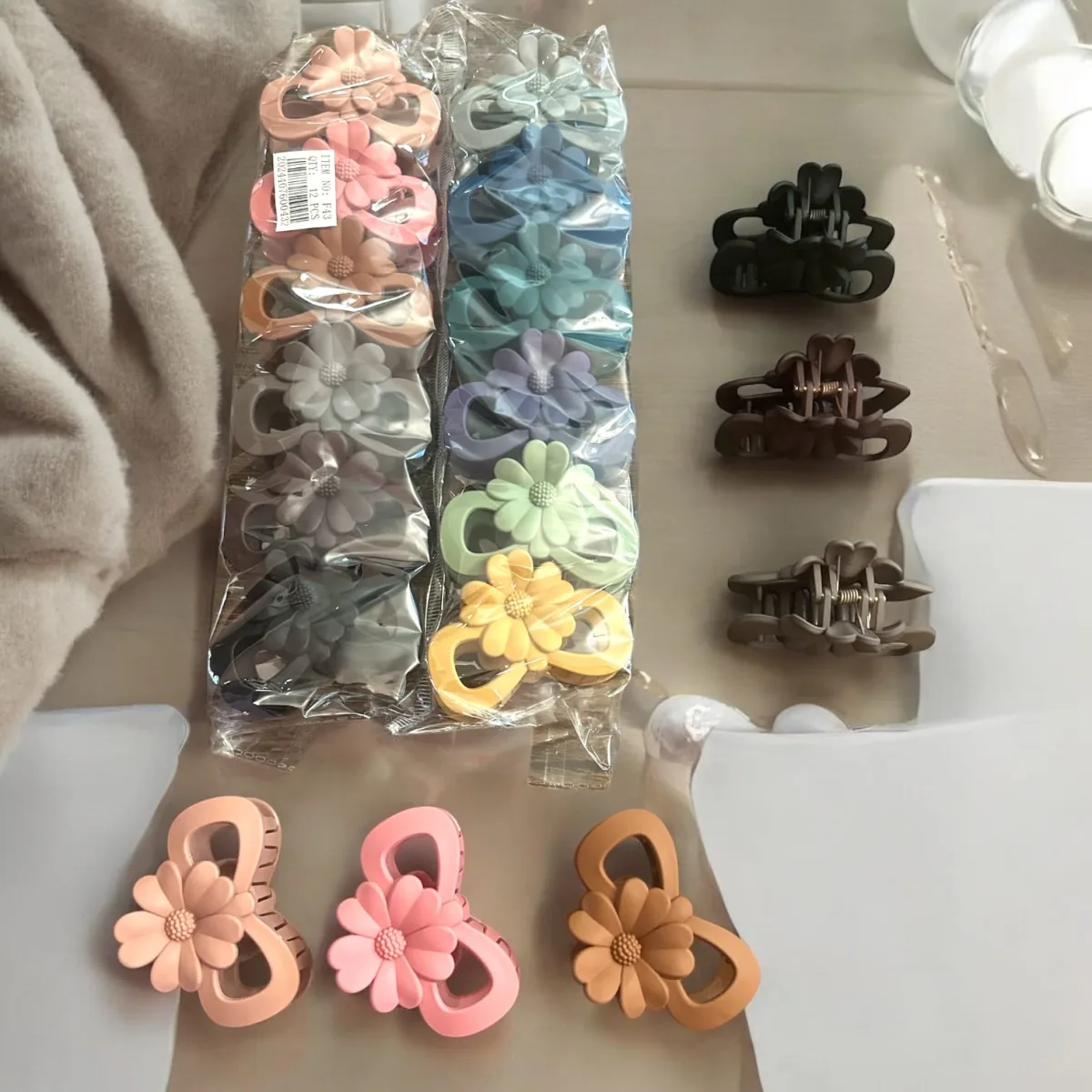 Set Chic de Clești de Păr cu Design Ornamental – Bucle și Floare – din Silicon Mat, Colecție Cromatică Diversificată, Set de 12 Bucăți (Model F43) Angro — Image 1