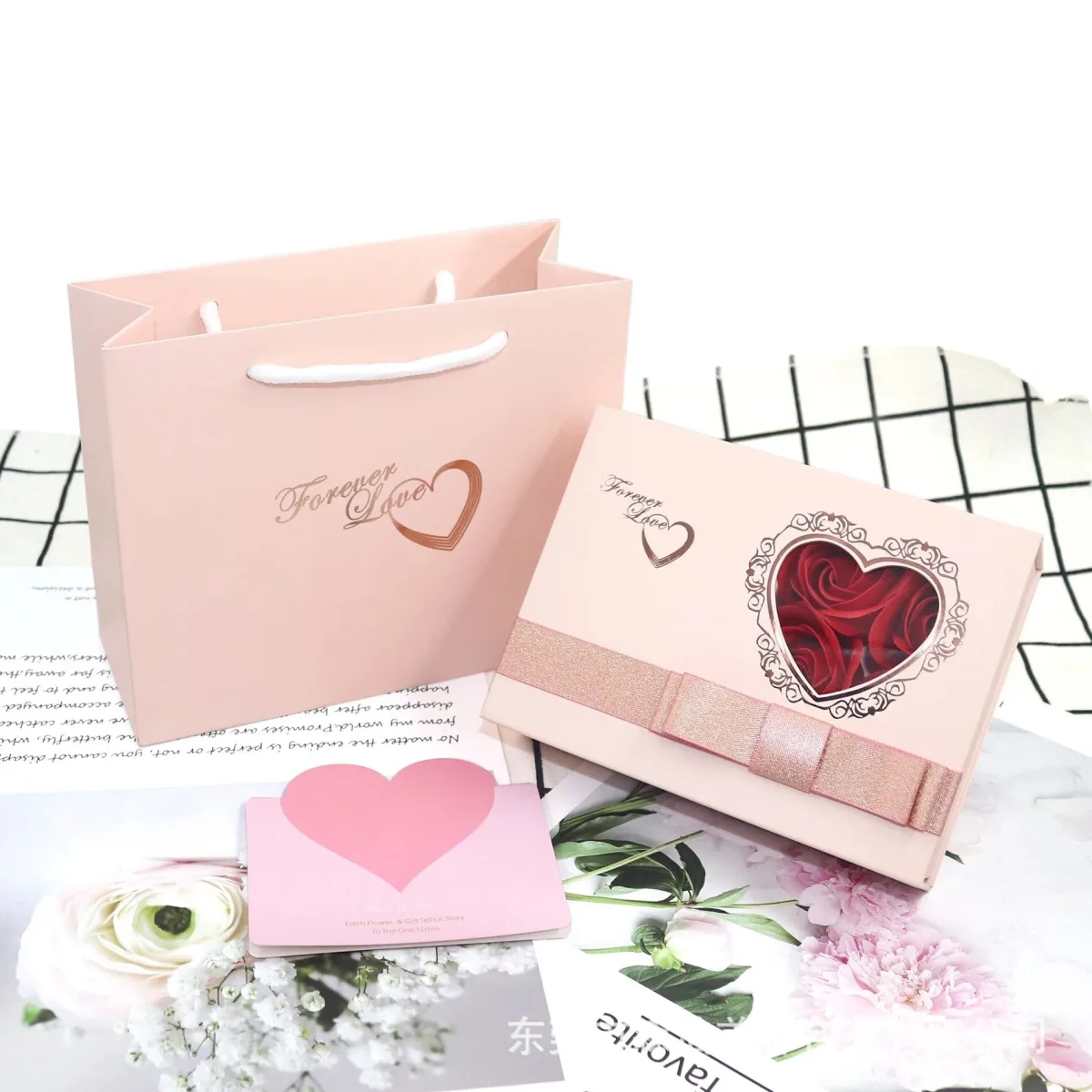 Cutie Forever Love cu 6 trandafiri din săpun, en-gros - E393 — Imaginea 4
