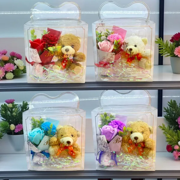 Cutie cadou cu mâner inimă, ursuleț și flori angro - I463
