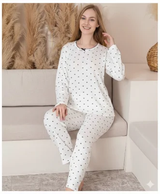 Pijama damă,Vatuită ,cu maneca lungă si pantaloni lungi,Culoare alba cu inimioare negre ,Engros