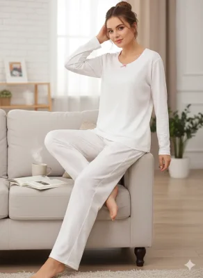 Pijama damă,Vatuită ,cu maneca lung si pantaloni lungi,Culoare albă cu punctulețe roz ,Engros
