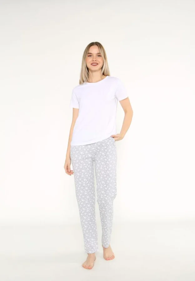 Pijama damă lejeră cu tricou alb și pantaloni lungi gri cu flori, Engros