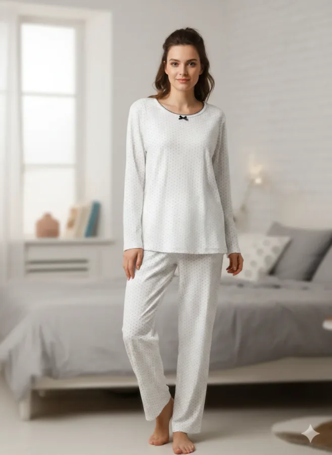 Pijama damă,Vatuită ,cu maneca lung si pantaloni lungi,Culoare albă cu punctulețe bordo,Engros