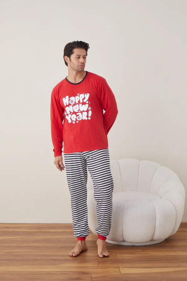 Pijama barbati Craciun "HAPPY NEW YEAR" , maneca lunga ,pantaloni lungi,Culoare Rosu ,Engros
