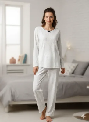 Pijama damă,Vatuită ,cu maneca lung si pantaloni lungi,Culoare albă cu punctulețe bordo,Engros
