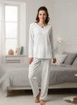 Pijama damă,Vatuită ,cu maneca lung si pantaloni lungi,Culoare albă cu punctulețe bordo,Engros