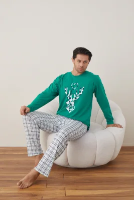 Pijama barbati Craciun   , maneca lunga ,pantaloni lungi,Culoare Verde ,Engros