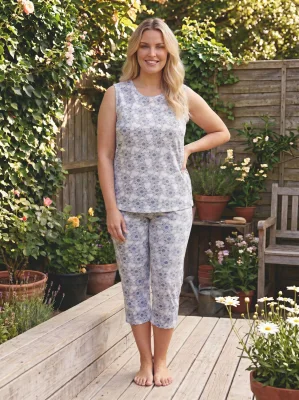 Pijama dama Big Size Serena cu maneca scurta si pantaloni 3/4,culoare alb cu flori,Engros