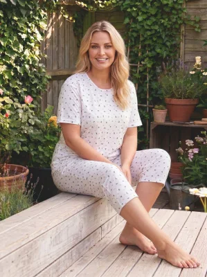 Pijama dama Big Size Serena cu maneca scurta si pantaloni 3/4,culoare alb cu floricele,Engros