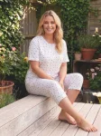 Pijama dama Big Size Serena cu maneca scurta si pantaloni 3/4,culoare alb cu floricele,Engros