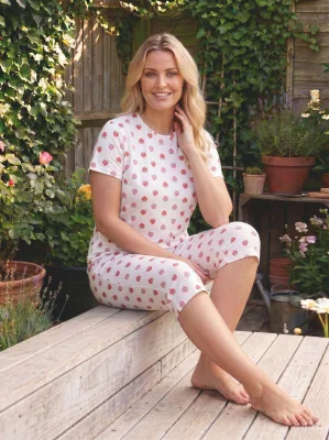 Pijama dama Big Size Serena cu maneca scurta si pantaloni 3/4,culoare alb imprimeu capsuni,Engros