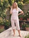Pijama dama Big Size Serena cu maneca scurta si pantaloni 3/4,culoare alb imprimeu capsuni,Engros