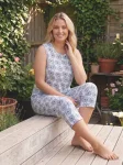Pijama dama Big Size Serena cu maneca scurta si pantaloni 3/4,culoare alb cu flori,Engros